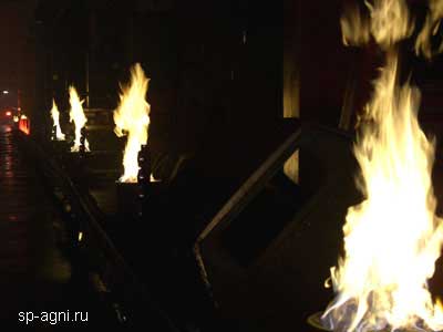 Огненное оформление трассы гонок