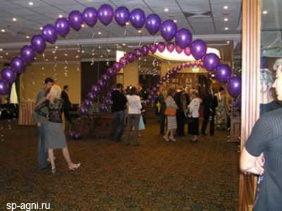 Оформление шарами сделало зал по-настоящему праздничным