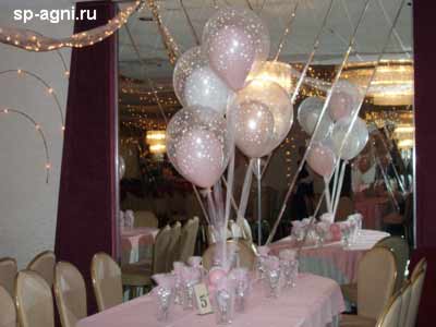 Оформление воздушными шарами столика 